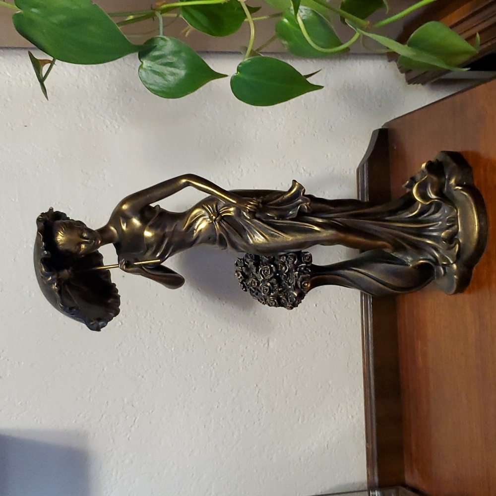 HP STATUE OF LADY WITH PARAS0L & TALL VASE WITH ROSES - Picture 3 of 16